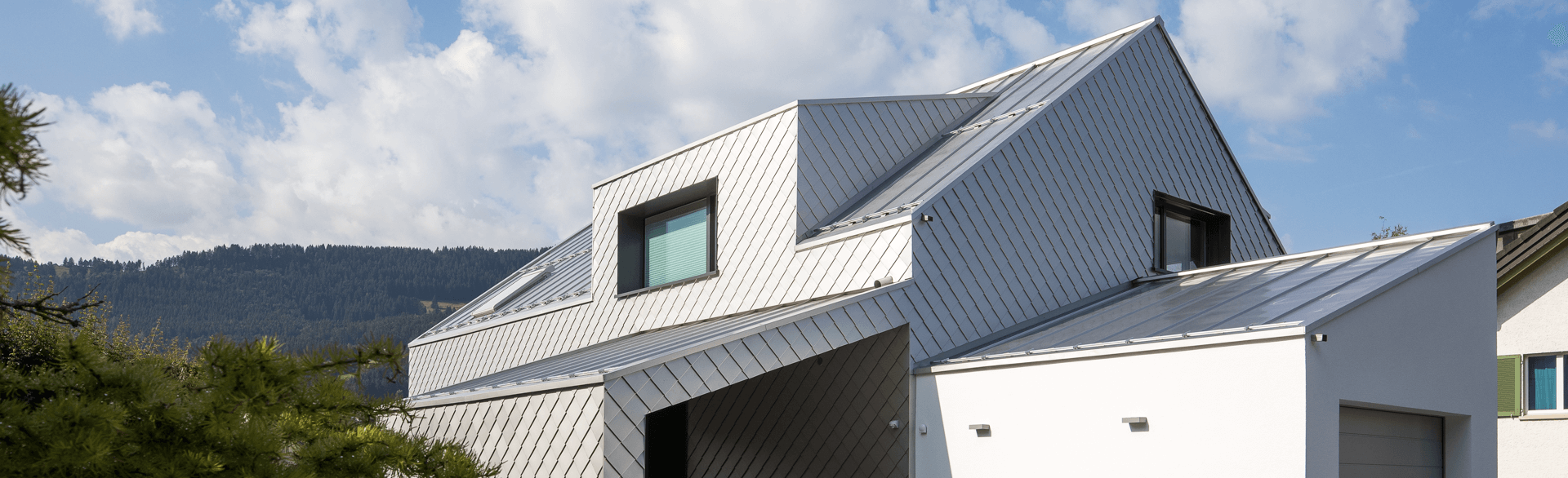 Wohnhaus mit Dach und Fassade aus HFX Edelstahl von ROOFINOX
